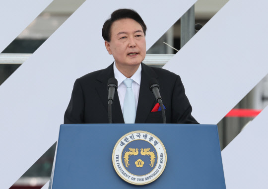 윤석열 대통령이 15일 서울 용산 대통령실 청사 잔디마당에서 열린 제77주년 광복절 경축식에서 축사하고 있다. <연합뉴스>